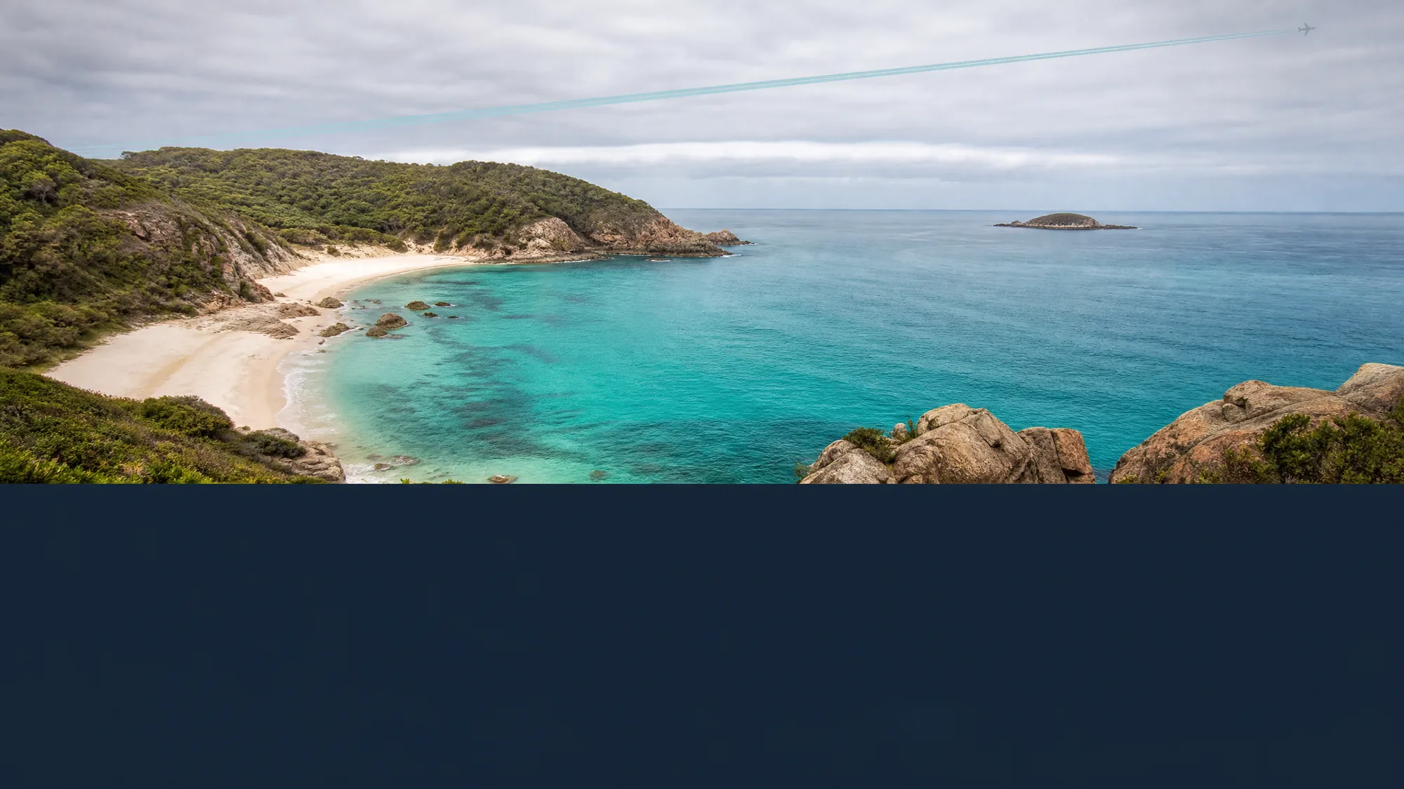 Sube a un ferry en Yeppoon y llega a la isla en 30 minutos. Nada en 17 playas de arena blanca, haz esnórquel en los arrecifes y recorre senderos costeros.